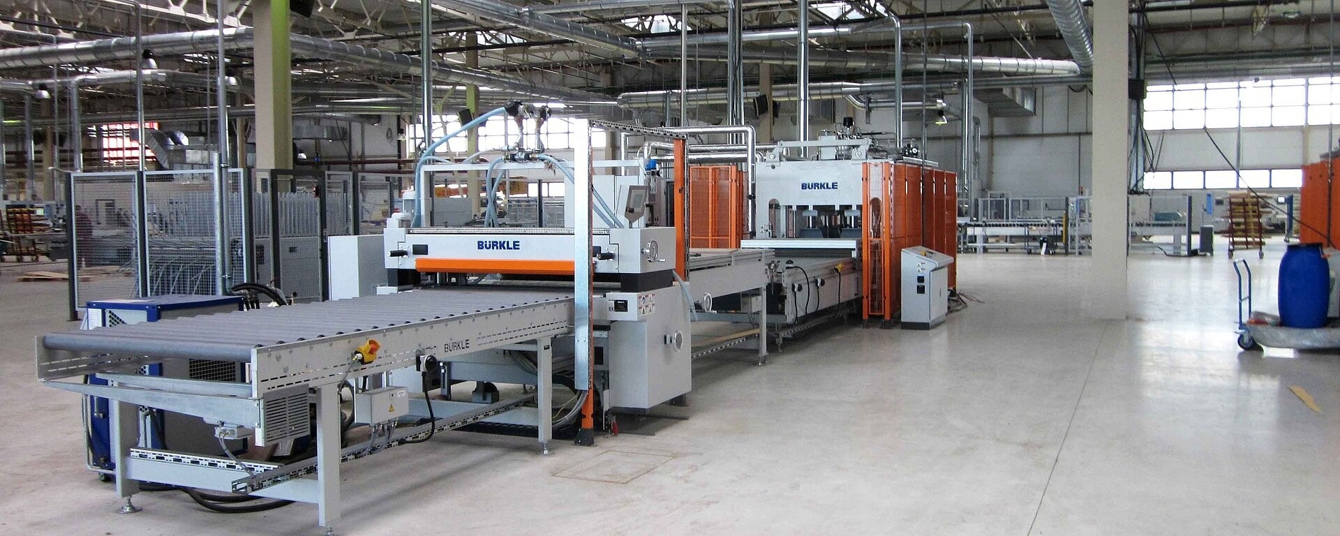 Preses un laminēšanas līnijas paneļveida materiāliem